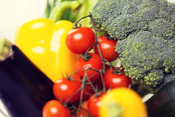 Primo piano di verdure mature in ciotola di vetro sul tavolo — Foto Stock