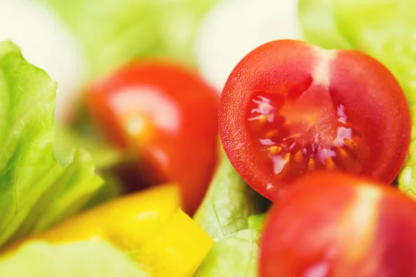Gros plan de légumes coupés mûrs en salade — Photo