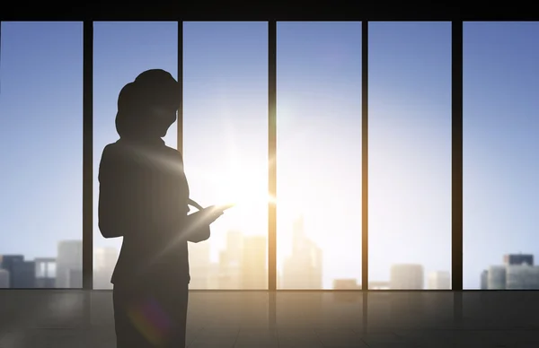 Silhouette of business woman with tablet pc — Stock Photo, Image