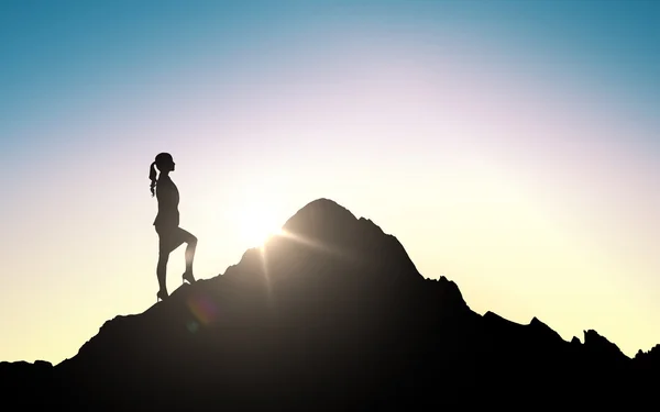 Silhouet van zakenvrouw verhogen tot berg — Stockfoto