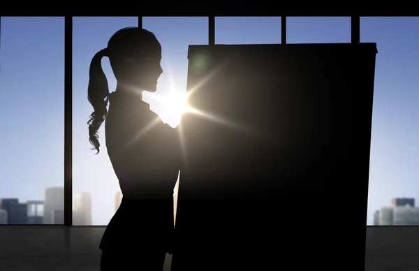 Silhouette einer Frau mit Flipboard über dem Büro — Stockfoto