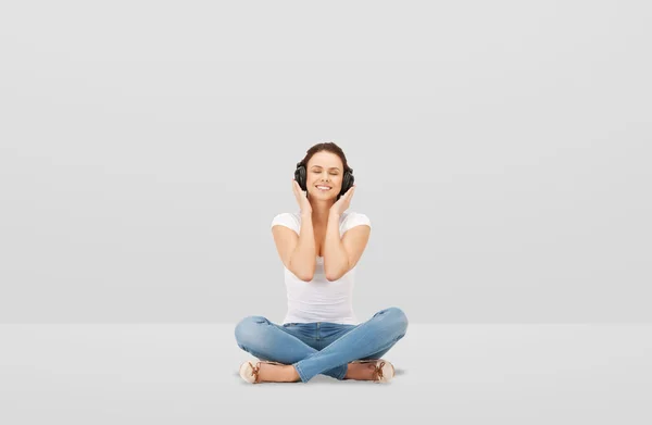 Sonriente joven mujer o adolescente chica en los auriculares — Foto de Stock