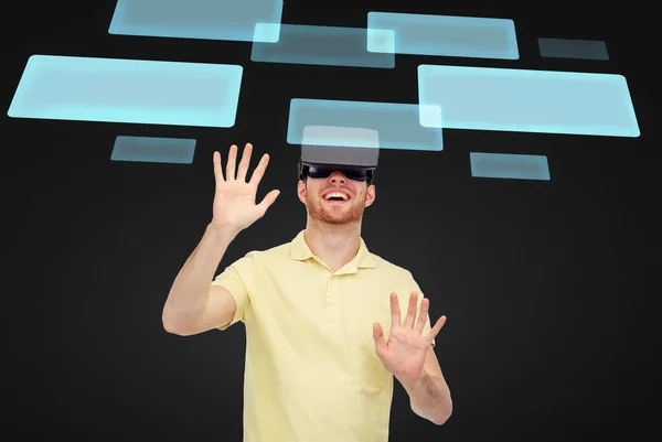 Gelukkig man in virtuele werkelijkheid hoofdtelefoon of 3D-bril — Stockfoto