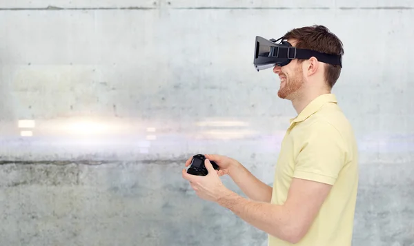 Homem em realidade virtual headset e gamepad jogando — Fotografia de Stock
