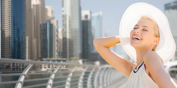 Glückliche Frau genießt den Sommer über Dubai City — Stockfoto