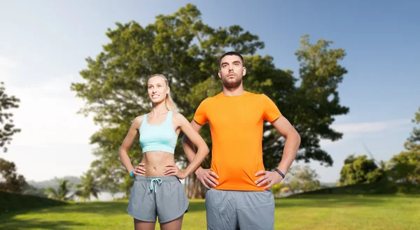 Casal feliz exercício sobre parque de verão — Fotografia de Stock