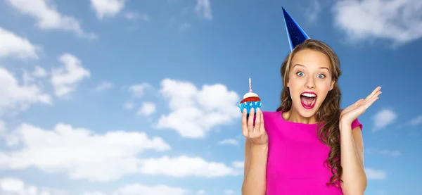 Donna felice o ragazza adolescente con cupcake di compleanno — Foto Stock