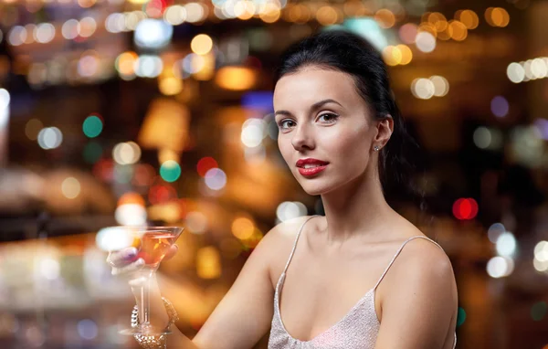 Glamouröse Frau mit Cocktail in Nachtclub oder Bar — Stockfoto