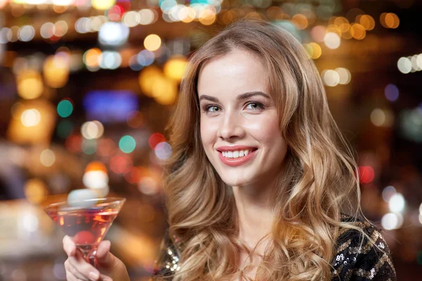 Glamoureuze vrouw met cocktail in nachtclub of bar — Stockfoto