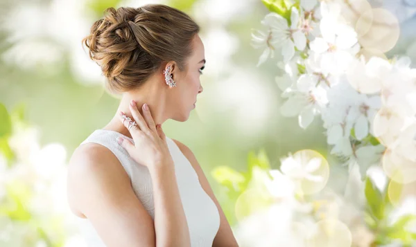 Zblízka krásné ženy, prsten a náušnice — Stock fotografie