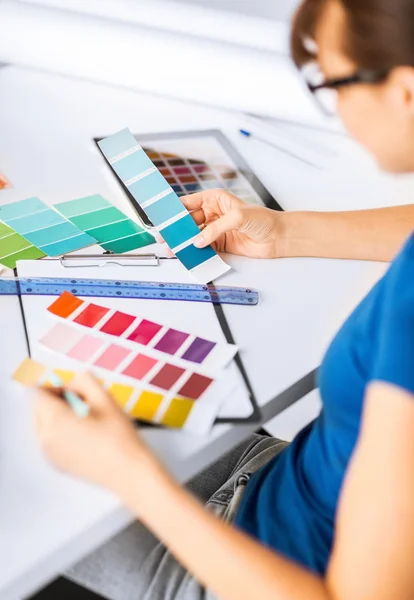 Mujer que trabaja con muestras de color para la selección — Foto de Stock