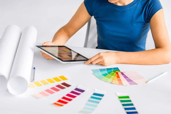 Femme travaillant avec des échantillons de couleur pour la sélection — Photo