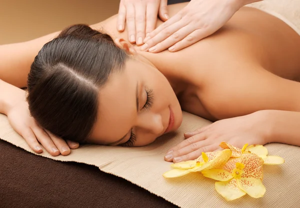 Femme dans le salon de spa couché sur le bureau de massage — Photo