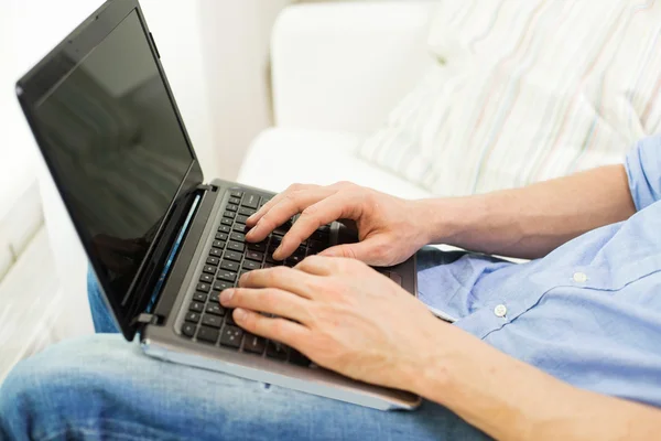 Primer plano del hombre escribiendo en el ordenador portátil en casa — Foto de Stock