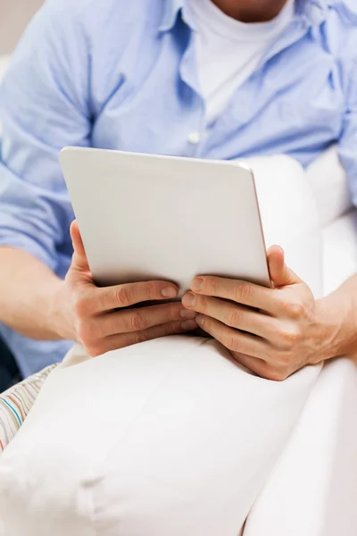 Close-up de homem trabalhando com tablet pc em casa — Fotografia de Stock