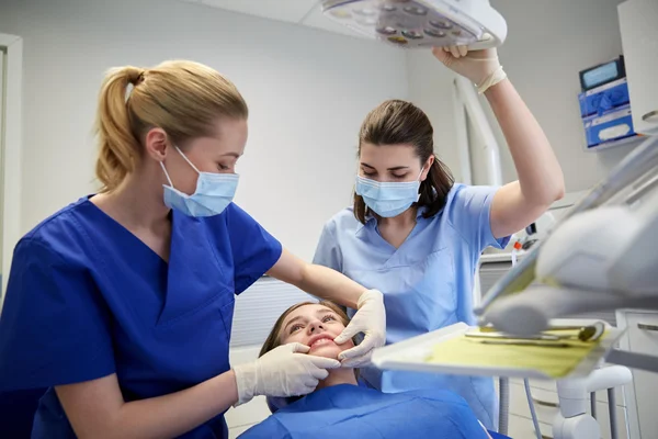 병원에서 환자 여자와 행복 한 여성 치과 의사 — 스톡 사진