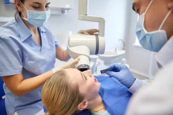 Tandläkare och patient med dental röntgen maskin — Stockfoto