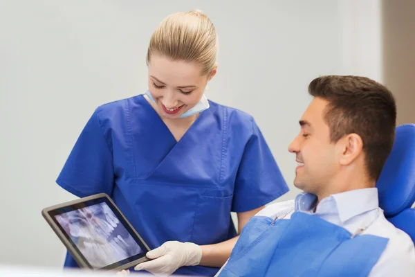 Dentiste avec radiographie sur comprimé pc et patient masculin — Photo