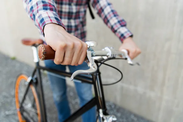 Hipster-Mann mit Fahrrad und Rucksack — Stockfoto