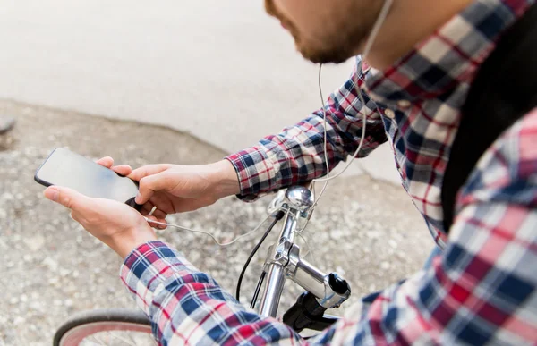 Hipster-Mann mit Kopfhörer, Smartphone und Fahrrad — Stockfoto