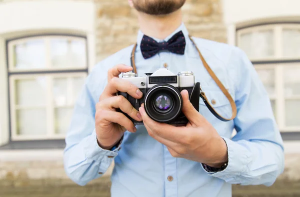 Primo piano di hipster uomo con macchina fotografica in città — Foto Stock