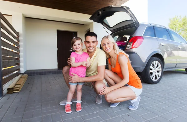 Lycklig familj med Halvkombi bil hemma parkering — Stockfoto