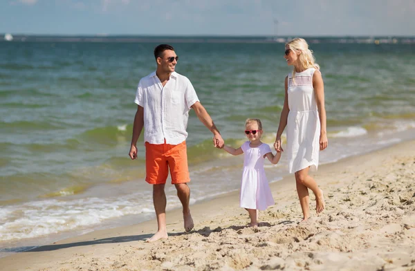 Yaz plajında güneş gözlüklü mutlu bir aile. — Stok fotoğraf