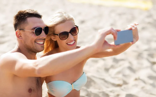 Casal feliz em roupa de banho andando na praia de verão — Fotografia de Stock