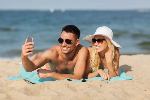 Glückliches Paar in Badebekleidung am Sommerstrand — Stockfoto