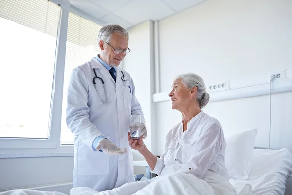 Läkare ger medicin till äldre kvinna på sjukhus — Stockfoto
