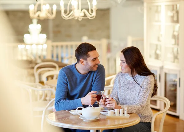 Casal feliz beber chá no café — Fotografia de Stock