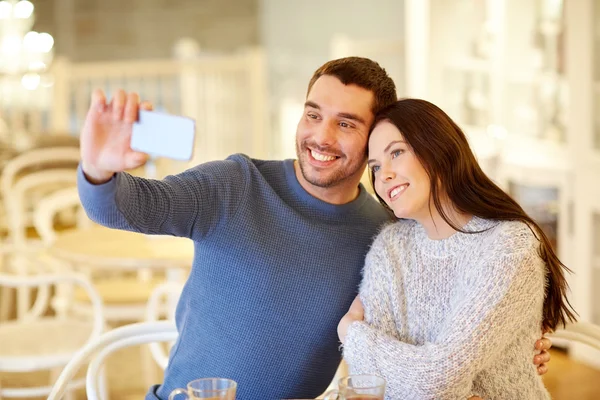 Pareja tomando selfie smartphone en el restaurante cafetería —  Fotos de Stock