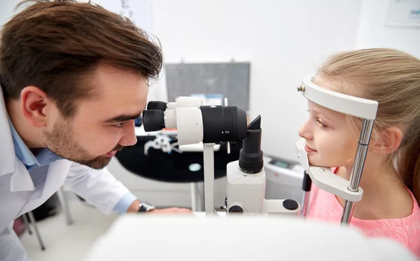 Óptico com tonômetro e paciente na clínica ocular — Fotografia de Stock
