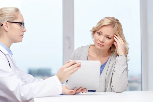 Arzt mit Tablet-PC und kranke Frau im Krankenhaus — Stockfoto