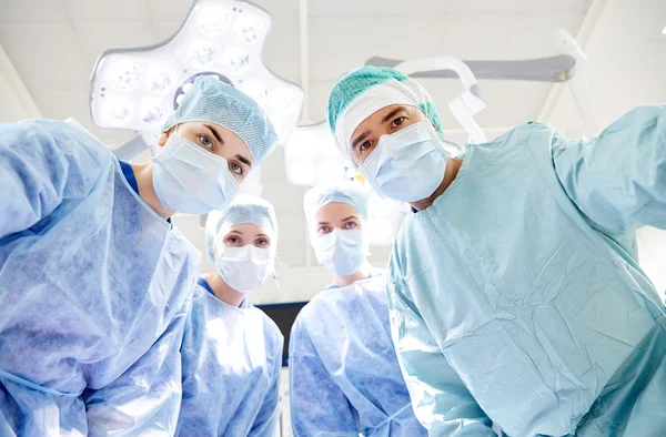 Gruppe von Chirurgen im Operationssaal des Krankenhauses — Stockfoto