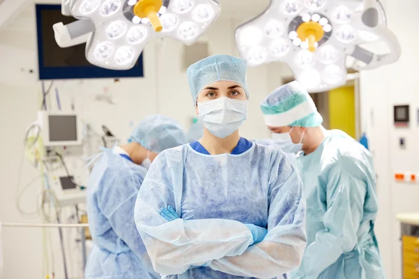 Χειρουργός στο χειρουργείο στο νοσοκομείο — Φωτογραφία Αρχείου