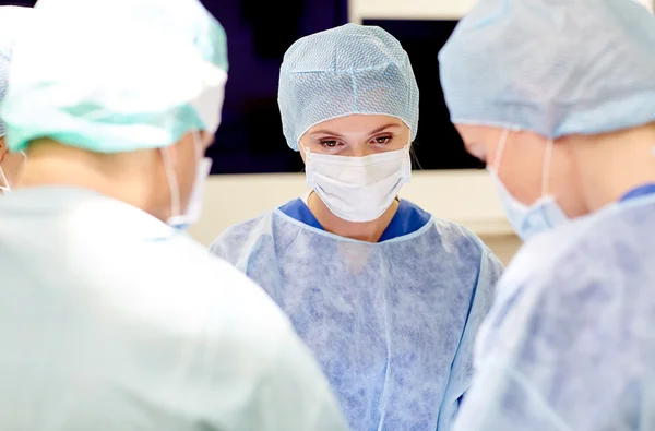 Grupo de cirujanos en quirófano en el hospital — Foto de Stock