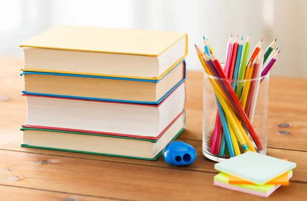 Primer plano de crayones o lápices de colores y libros — Foto de Stock