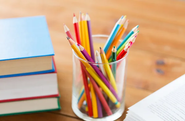 Zblízka pastelky nebo barevné tužky a knih — Stock fotografie
