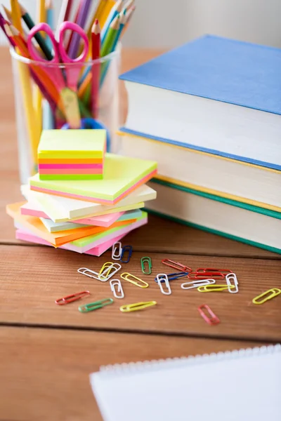 Close-up de canetas, livros, clipes e adesivos — Fotografia de Stock