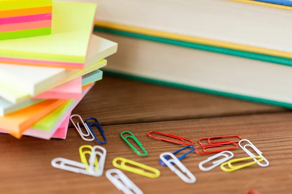 Primer plano de plumas, libros, clips y pegatinas — Foto de Stock