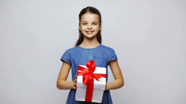 Feliz chica sonriente sacudiendo caja de regalo — Vídeo de stock