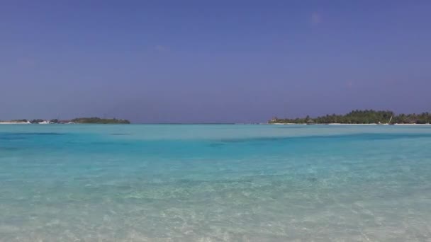 Blauwe zee lagoon op Malediven strand — Stockvideo