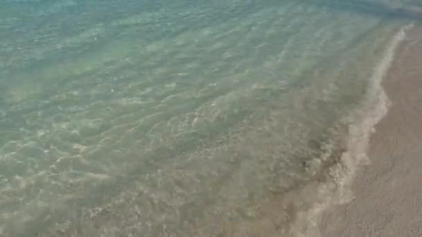 Zeewater spatten op strand — Stockvideo