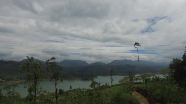 Blick von den Hügeln auf See oder Fluss — Stockvideo