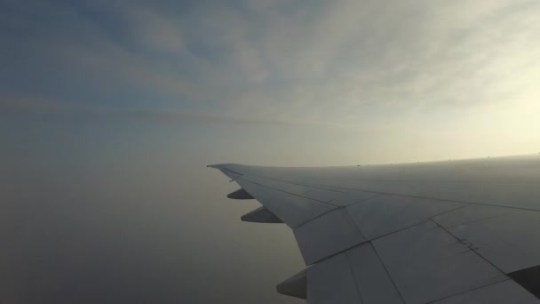 Ala del avión volando en cielo gris nublado — Vídeo de stock