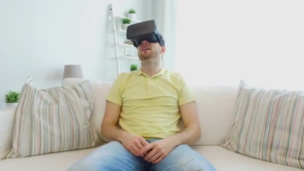 Man in virtual reality headset speelspel — Stockvideo