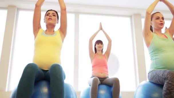 Glada gravida kvinnor utövar på fitball i gym — Stockvideo