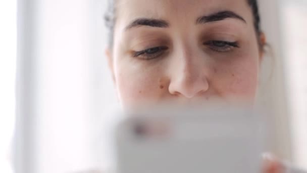 Mulher feliz com smartphone em casa — Vídeo de Stock