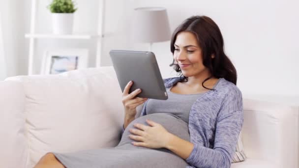 Mujer embarazada feliz con la tableta PC en casa — Vídeos de Stock